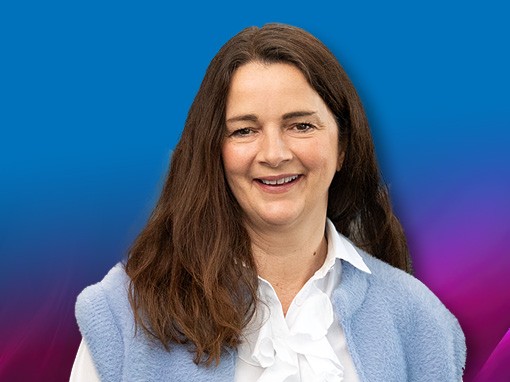 Ein Portrait einer TEn Mitarbeiterin mit langen dunklen Haaren. Sie lächelt.