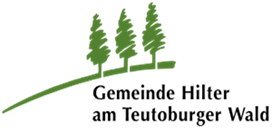 Auf diesem Bild ist das Logo der Gemeinde Hilter a.T.W zu erkennen. Auf dem Logo befinden sich drei grüne Bäume. Unter dem Logo der Schriftzug: Gemeinde Hilter am Teutoburger Wald. Der Hintergrund ist weiß.