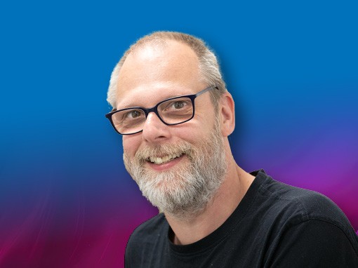 Ein Mitarbeiter der TEN eG, der freundlich in die Kamera lächelt.