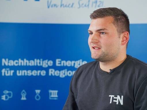Ein Mitarbeiter der TEN eG mit kurzen braunen Haaren ist im Profil zu sehen.