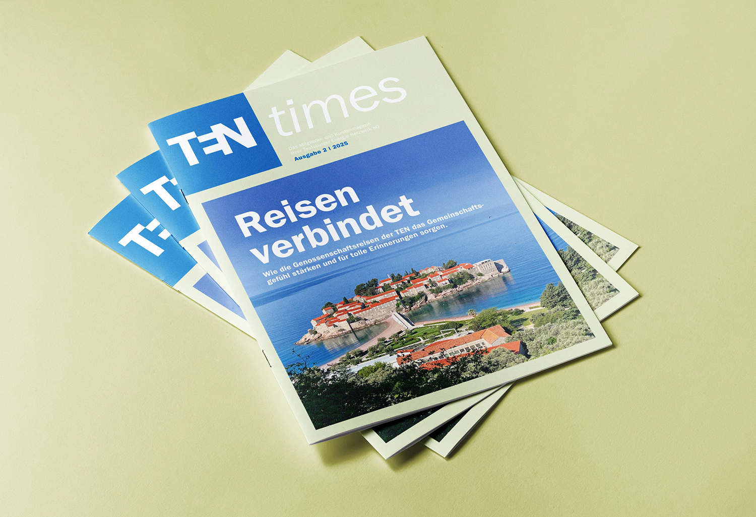 Drei Kunden- und Mitgliedermagazine TENtimes mit dem Titelfoto der Hotelinsel Sveti Stefani in Montenegro.