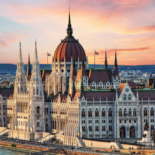 Parlament in Budapest mit prächtigem Farbenspiel am Himmel.